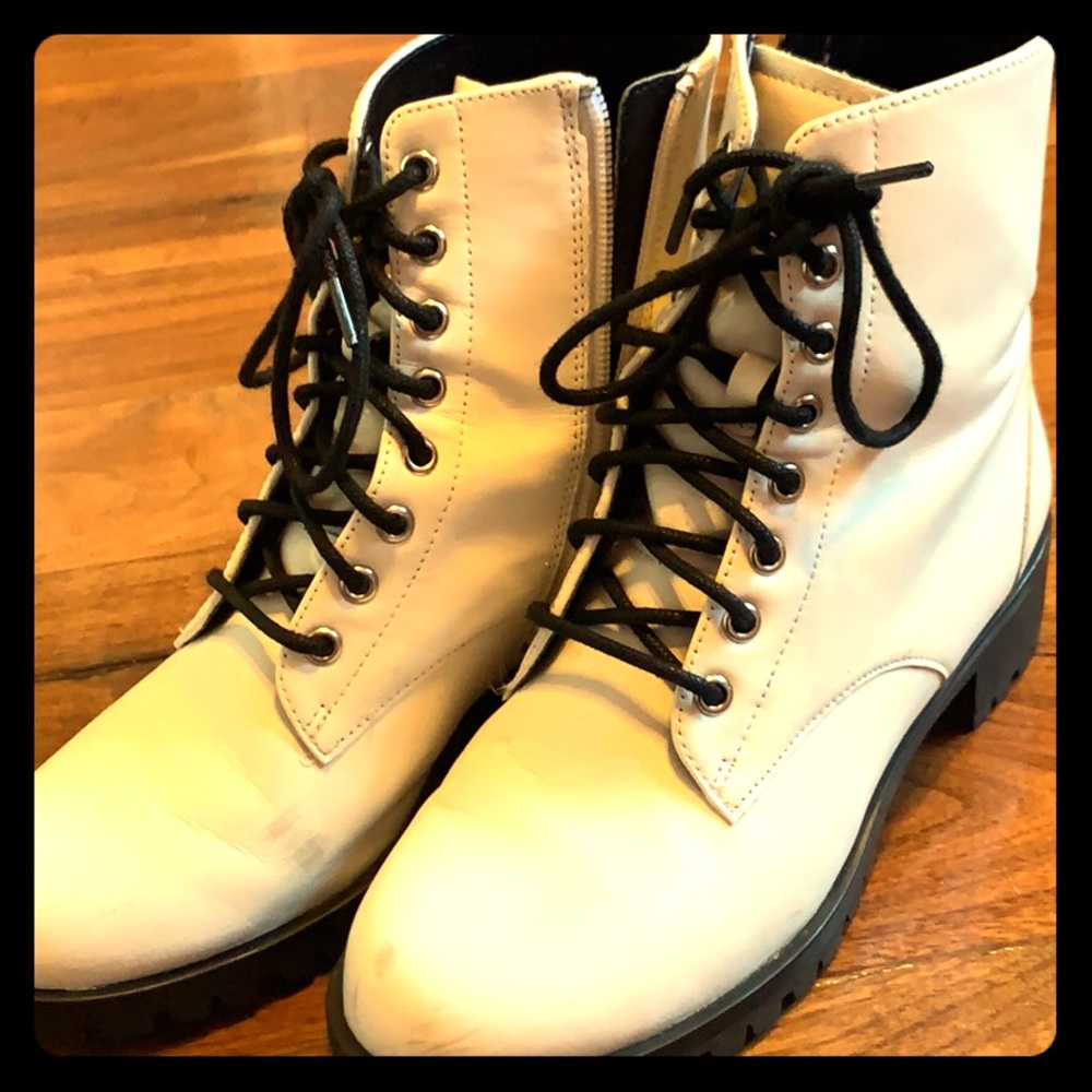 I am selling white BP boots